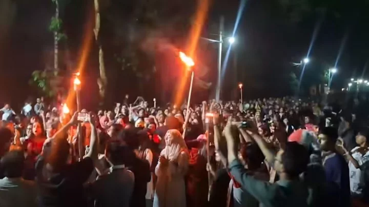 জাবি ক্যাম্পাসে ধর্ষণচেষ্টার প্রতিবাদে মধ্যরাতে মশাল মিছিল